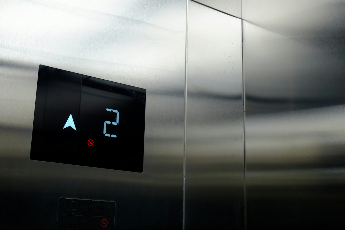 Hydraulic-lift-design-in-luxury-thai-villa